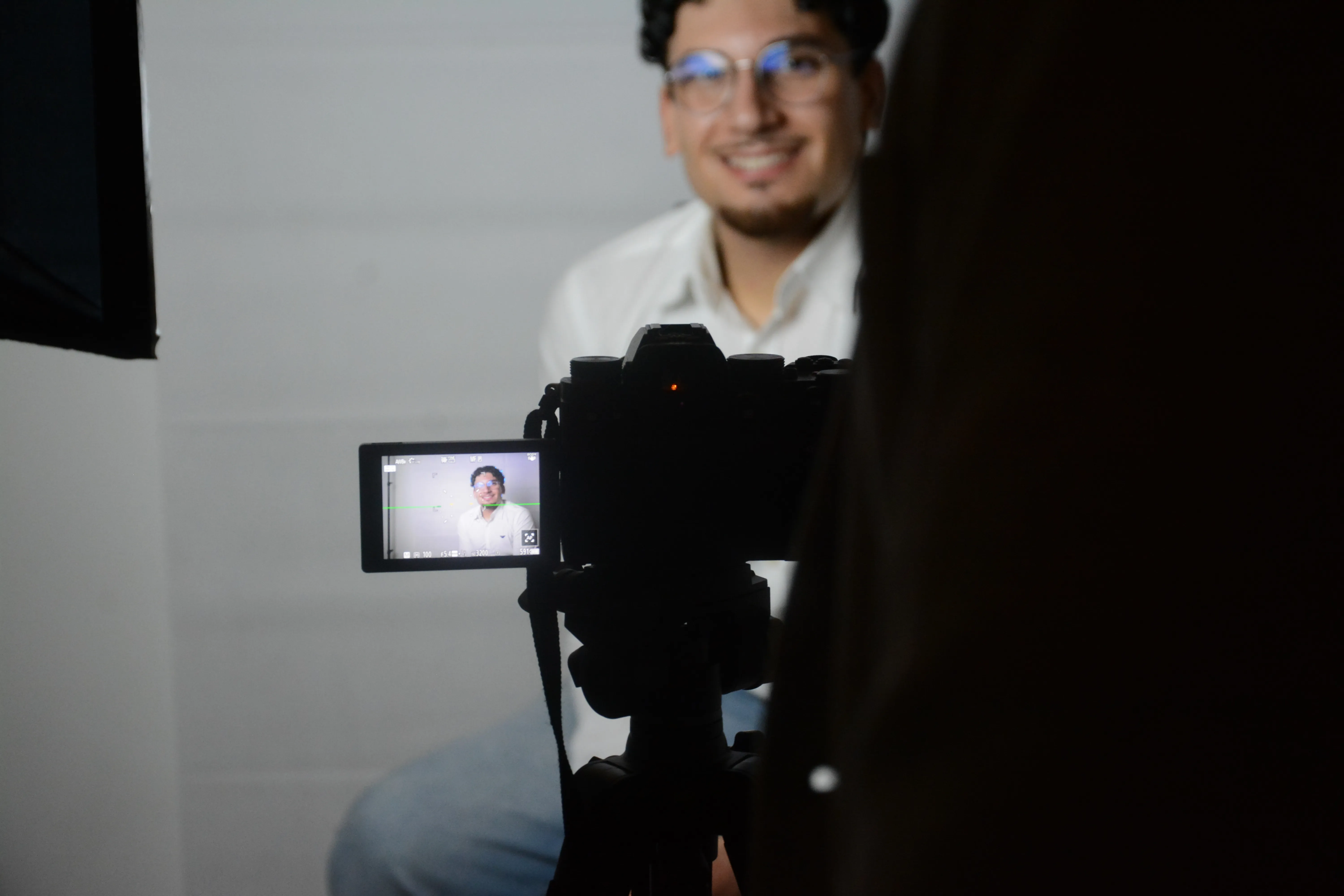 Mitarbeiter im Gespräch vor der Kamera bei einem Recruiting Video im Limmattal